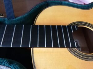 レモンオイルで掃除したクラシックギターの指板