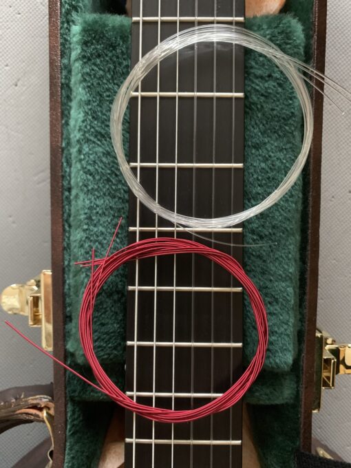 アクイーラ　シュガーの色を普通の弦と比べる