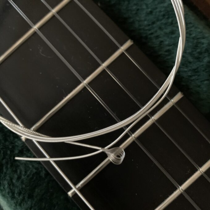 オーガスチンのクラシックギター用低音弦には先っぽにループがある