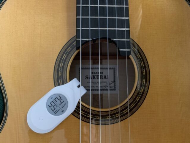 クラシックギターにLee Guitars Bluetooth 温湿度計を取り付けた画像