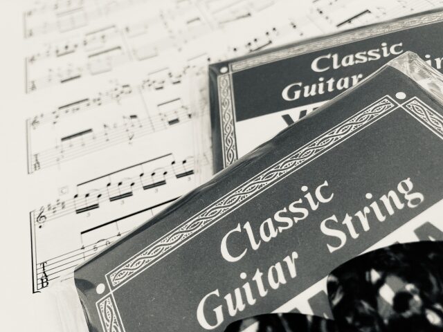 クラシックギター弦と楽譜