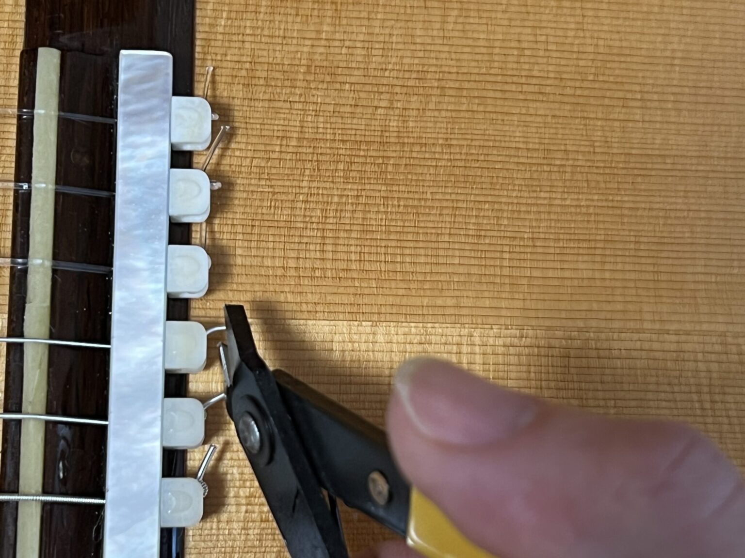 ピックボーイのストリングカッター SC-150でギターのブリッジ付近の余り弦を切る
