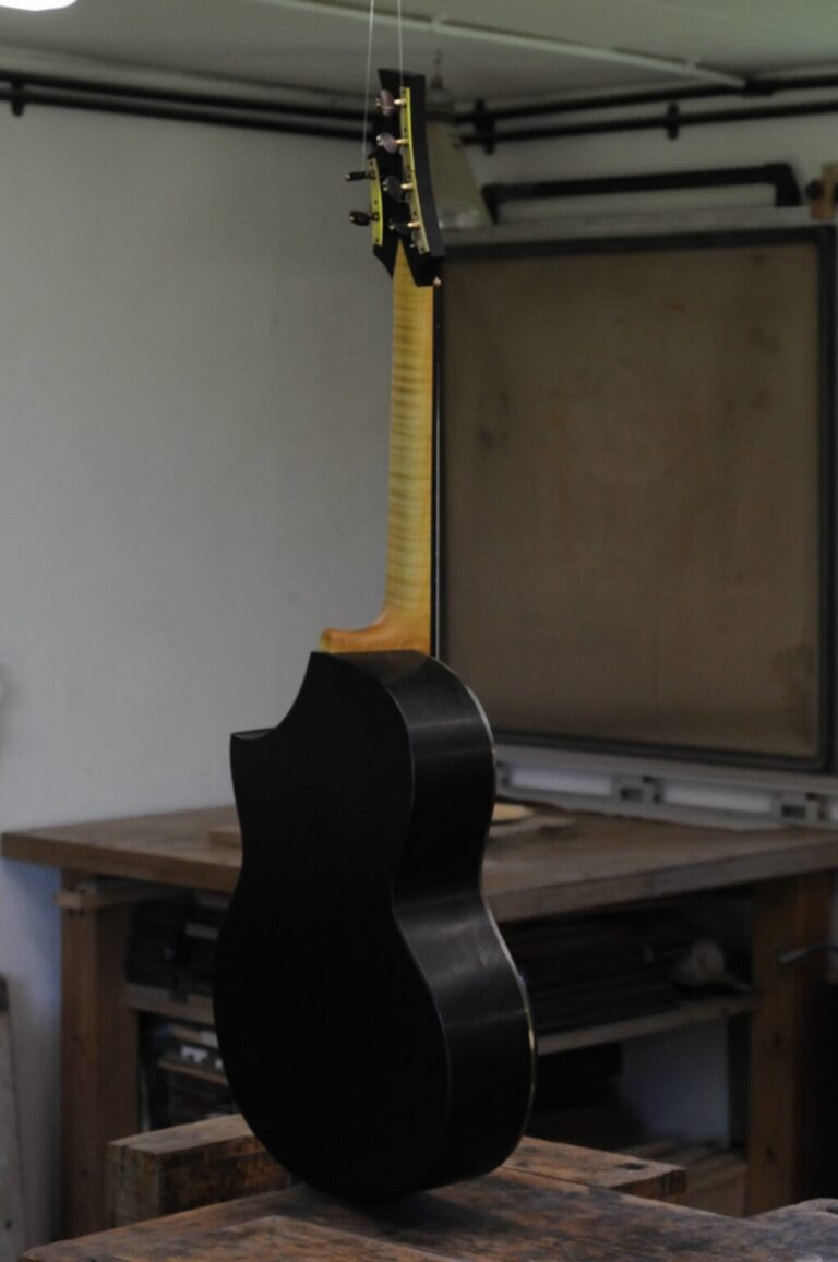 約5,000年前の木材を使ったゲイリー・サウスウェルのギター