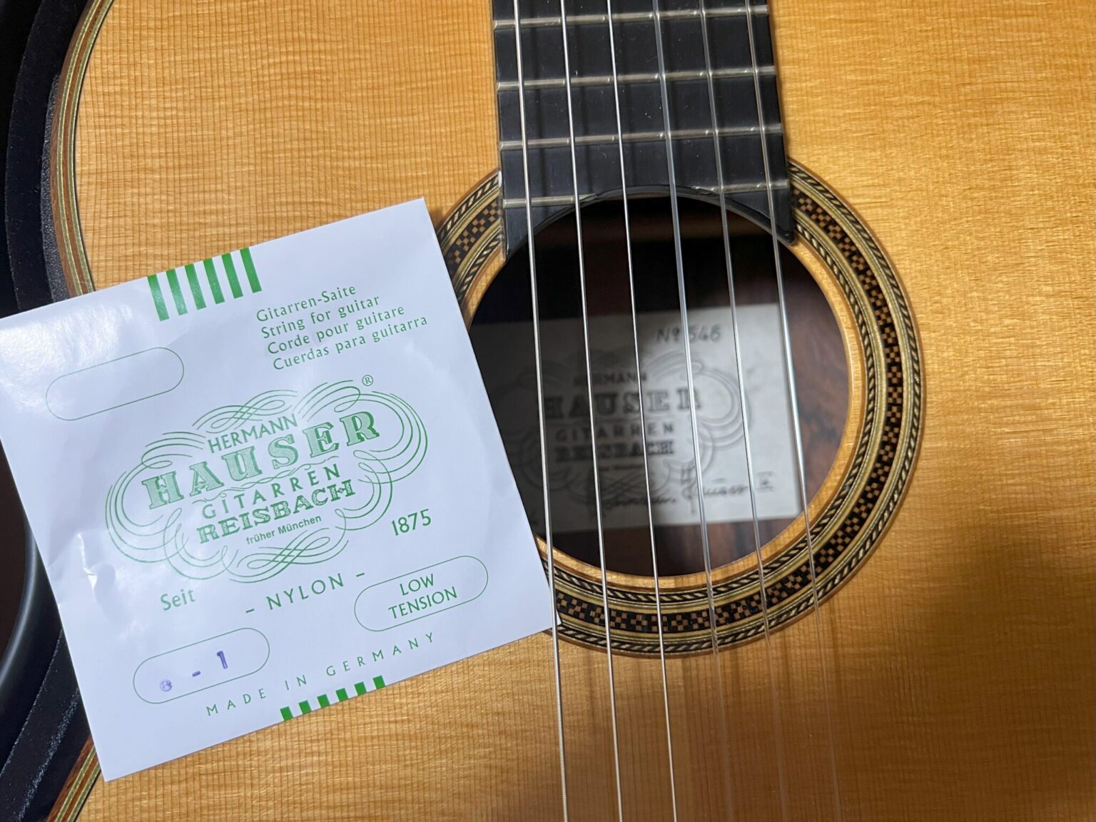 ヘルマン・ハウザーIII世の楽器にヘルマン・ハウザー弦ローテンションを張った姿