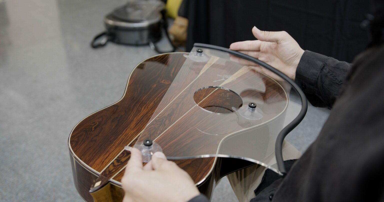 エルゴノミック・サポートをギターに取り付けた画像