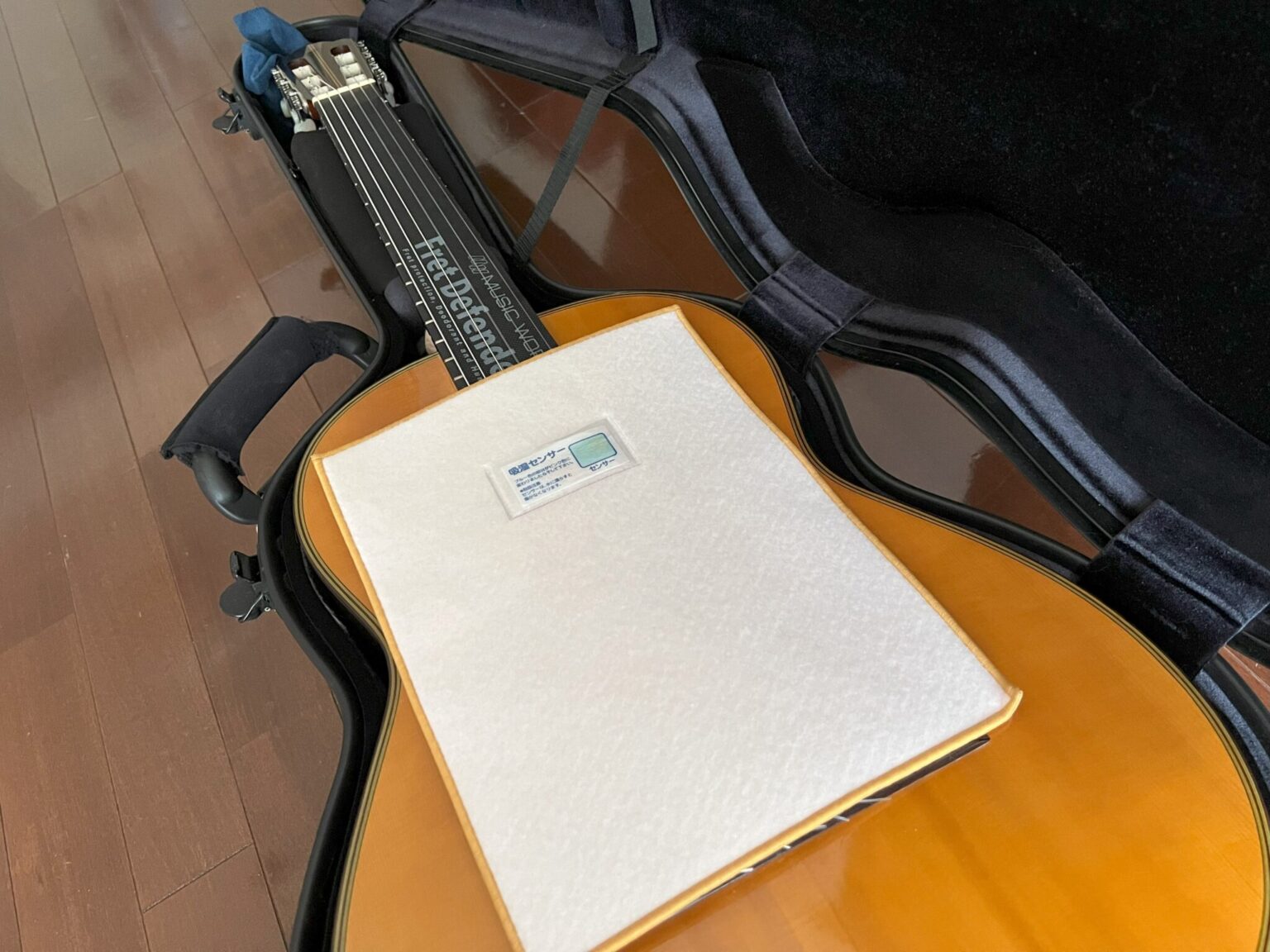 モイスキーパーとMUSIC WORK FD-02/BKをギターに置く