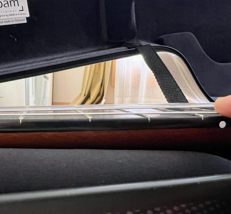 「裏鳴り」が発生して音がビビるギター